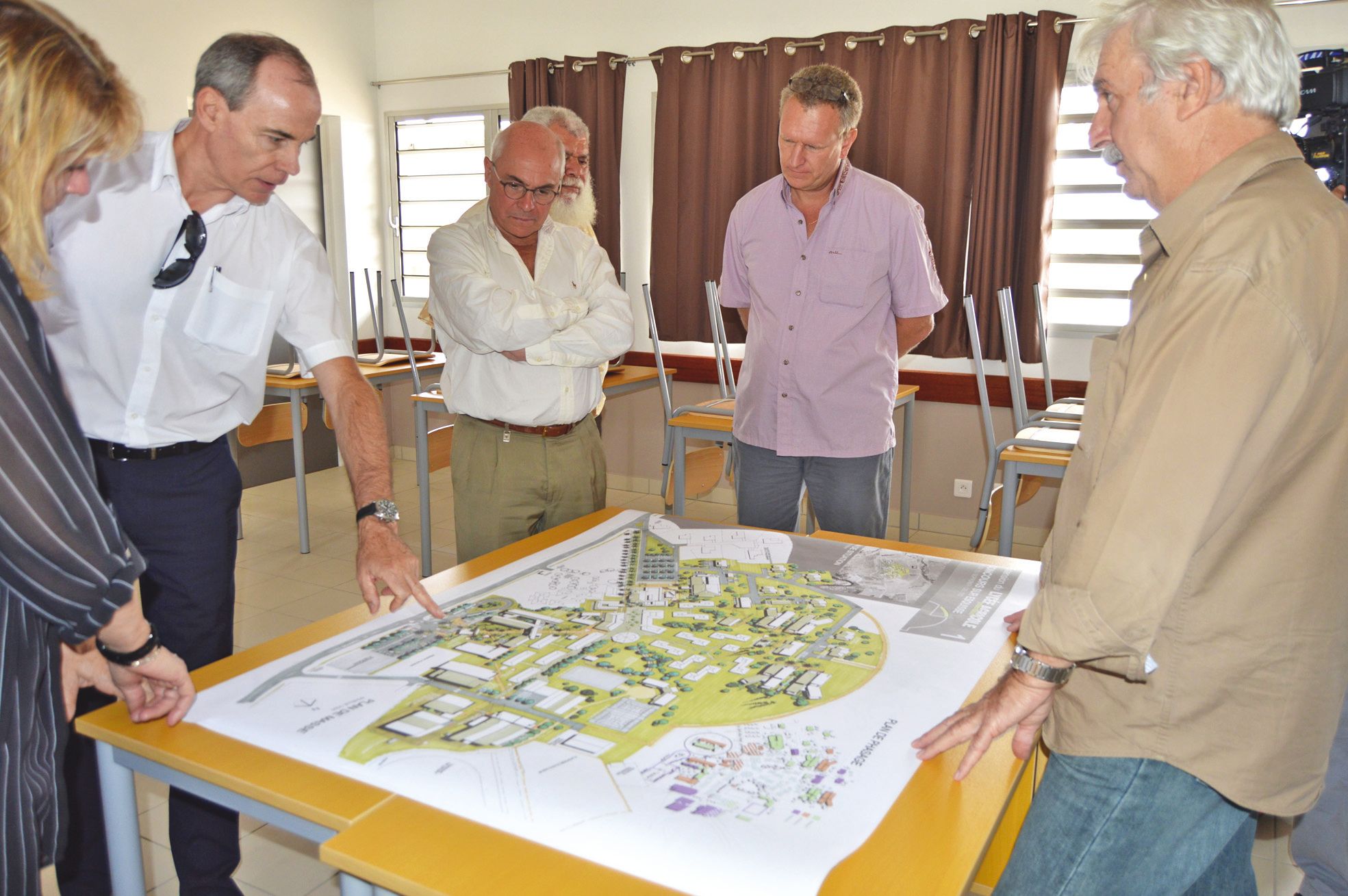 Lycée agricole. Laurent Berthelot, proviseur adjoint (chemise mauve),  et Yvan Lindor (à droite) ont guidé la visite du chantier d’extension.