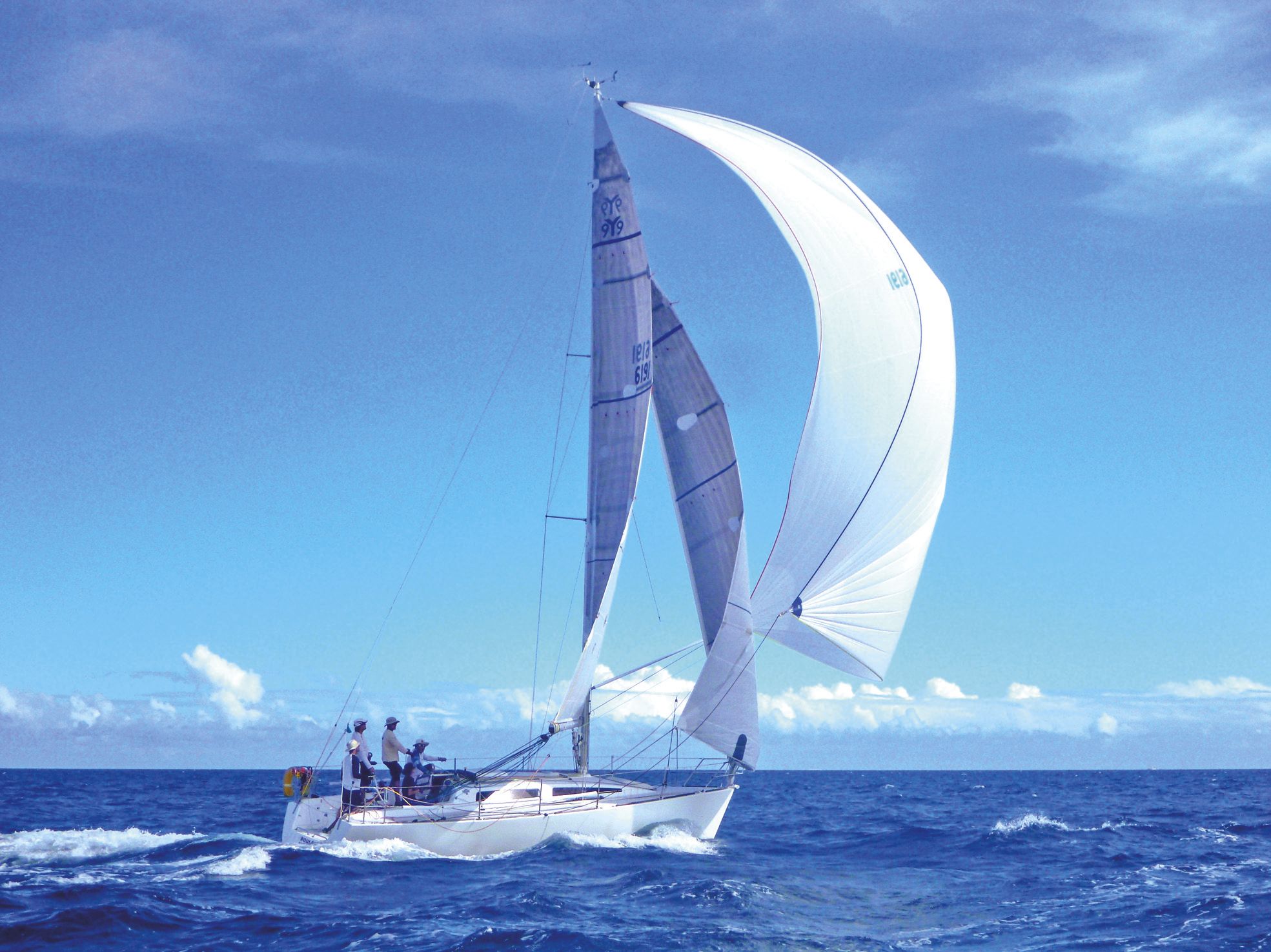 Lagon sud, samedi 3 septembre. Boulègue-Pao prod redescend sous spi vers Nouméa afin de passer la ligne d’arrivée.