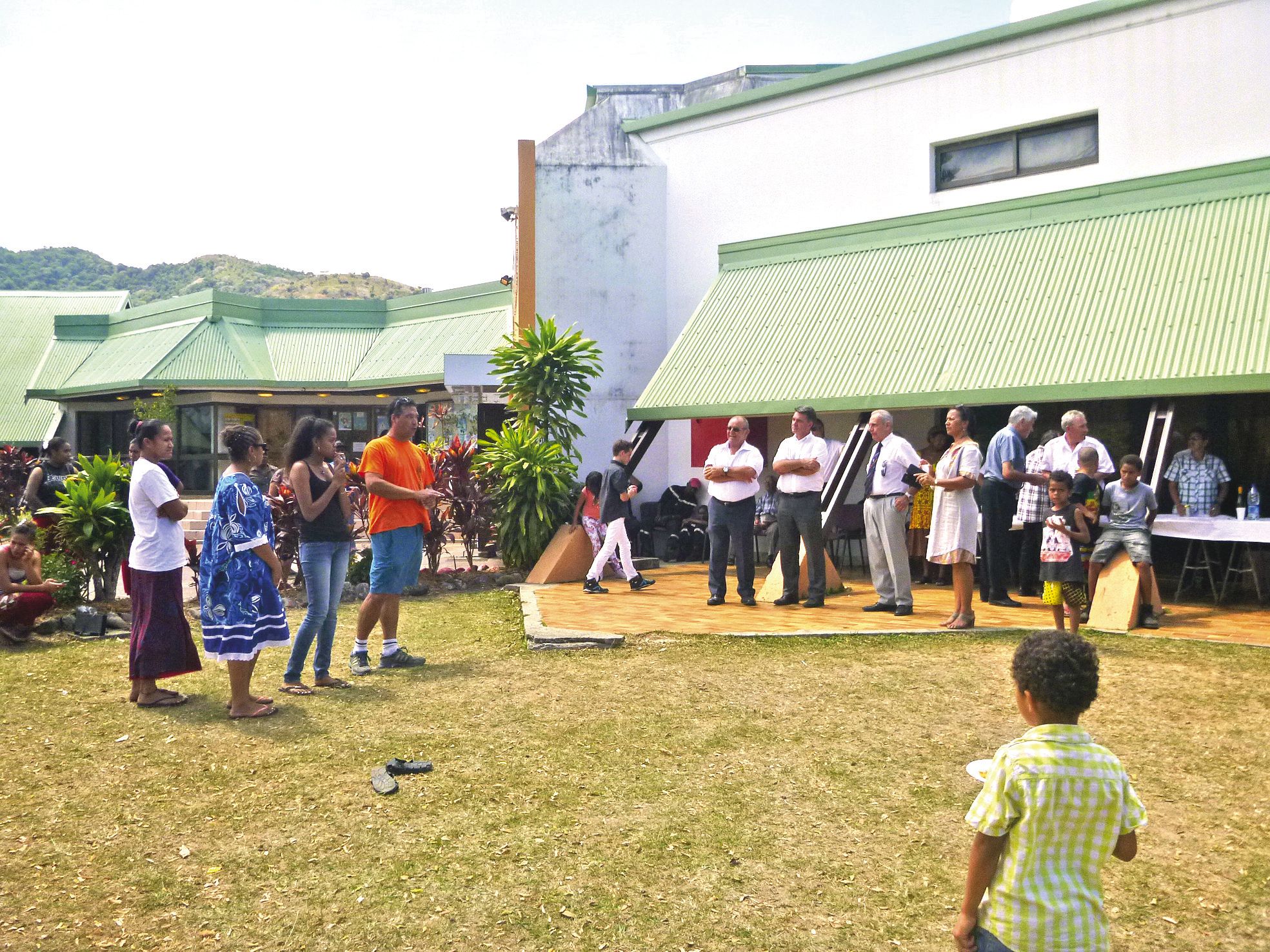 Eléanor, élève en terminale bac pro SPVL (service de proximité et de vie locale) au lycée professionnel Attiti, est à l’origine de cette rencontre. Durant ses deux fois quatre  semaines de stage, elle a pu organiser la logistique. Samuel Travouillon, char