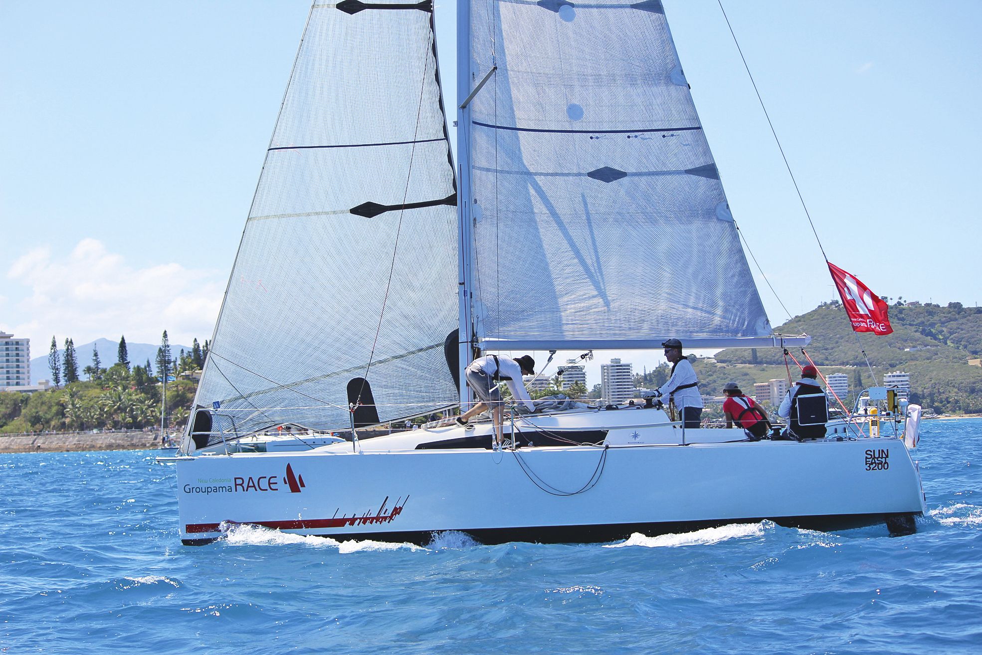 25 septembre, baie des citrons. Kétal enroule la seconde bouée du parcours du départ de la Groupama Race.