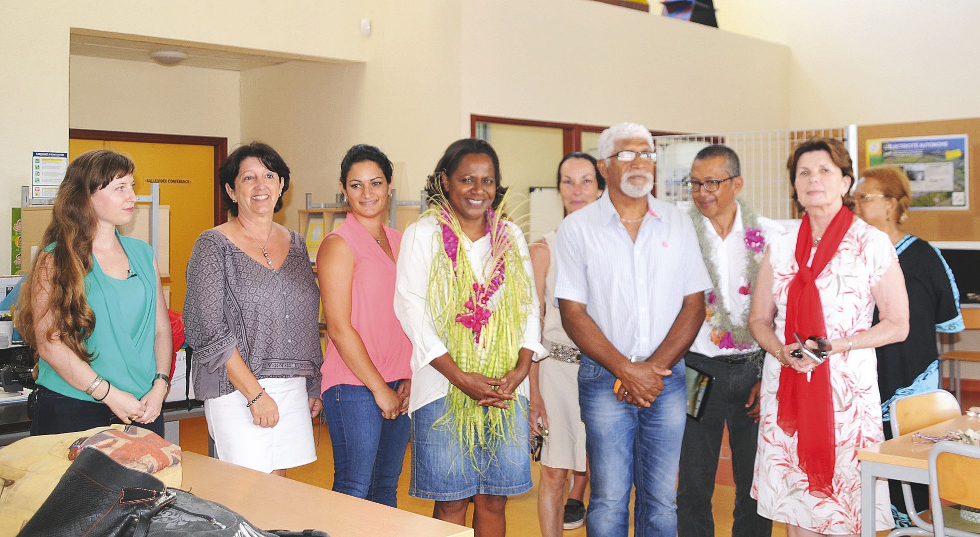 Collège Essaü-Voudjo. L’établissement public a été distingué du même  diplôme hier. Hélène Iékawé, la principale Claude Touya, la maire Yasmina Metzdorf, les représentants coutumiers l’ont également visité.