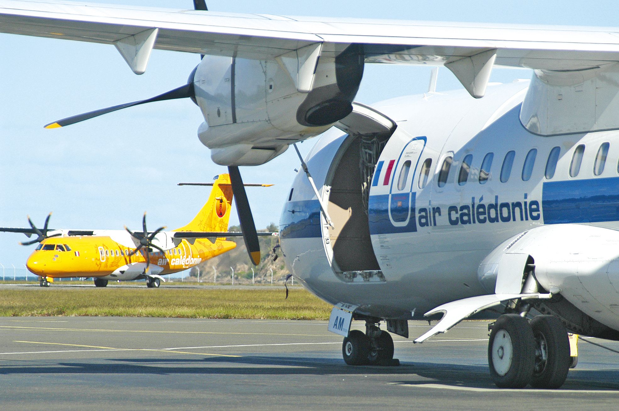 Magenta, juillet 2006. Deux générations d’ATR 42 se croisent. En arrière-plan, le F-OIPI prend possession du tarmac, quand son prédécesseur s’apprête à partir.