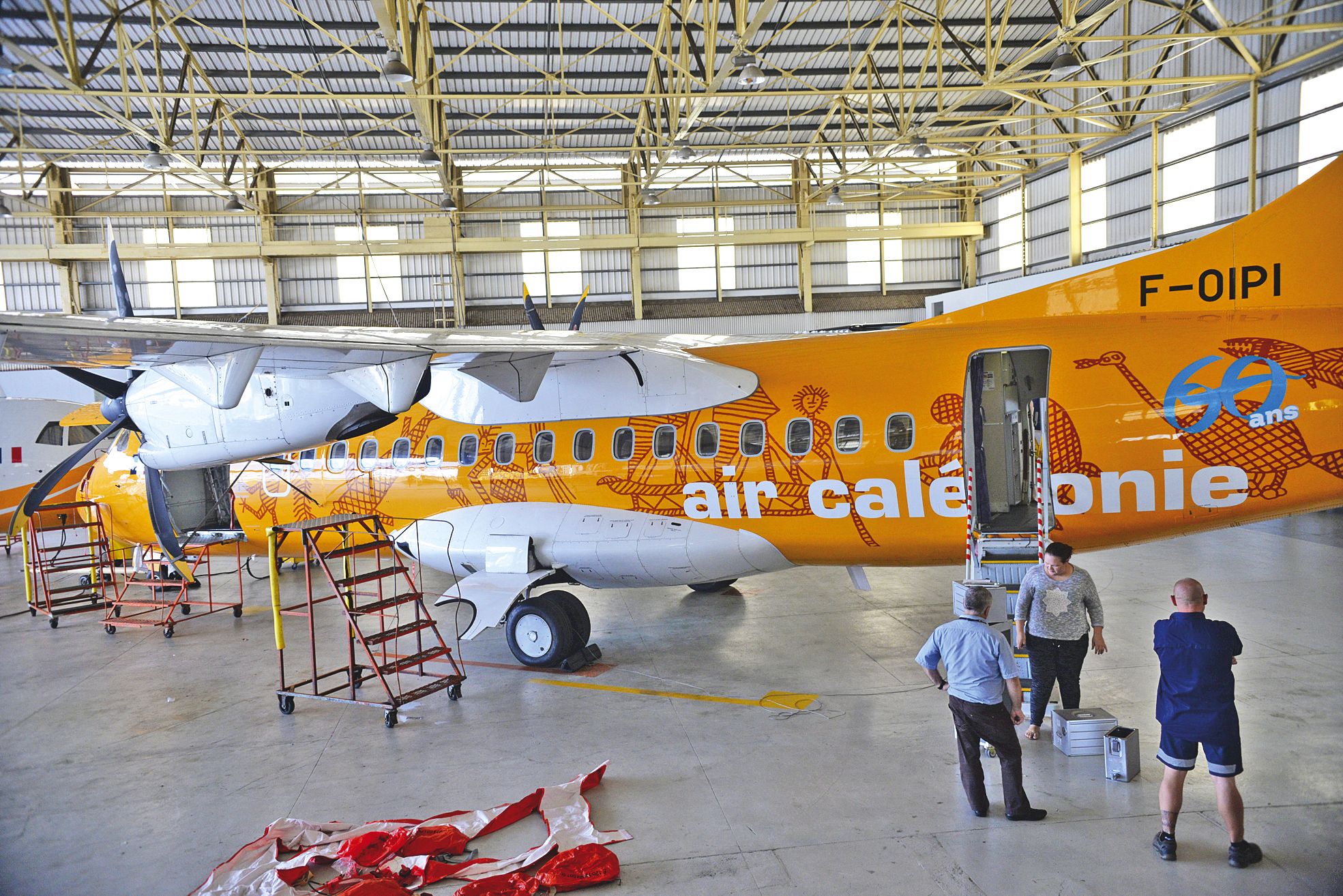 Magenta, hier. L’appareil, à l’abri du hangar, est préparé pour son long voyage jusqu’à  Toulouse. Les équipes techniques disent adieu à un avion qui sera resté 10 ans.