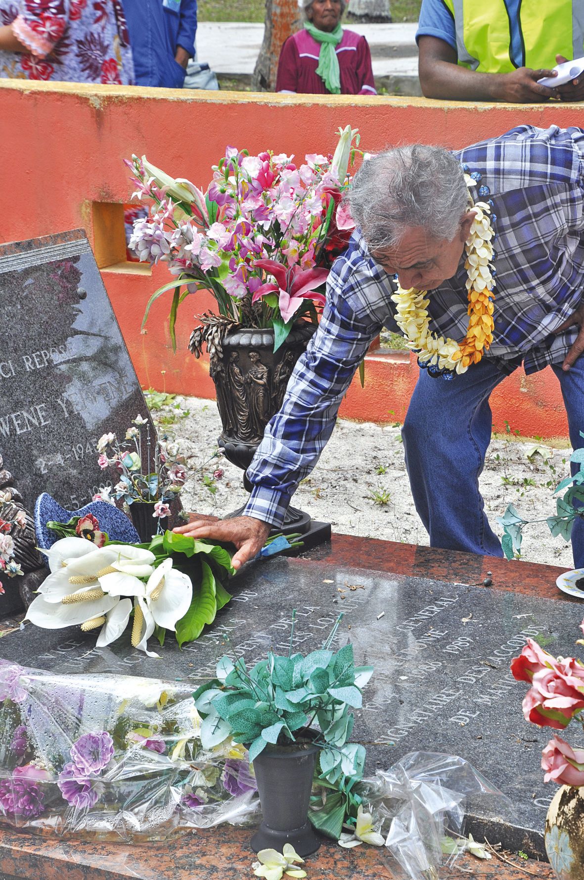 Parmi les moments forts de la matinée, le recueillement empreint d’émotion d’Oscar  Temaru sur la tombe de son ami tué trois ans après la réinscription sur la liste de l’Onu.