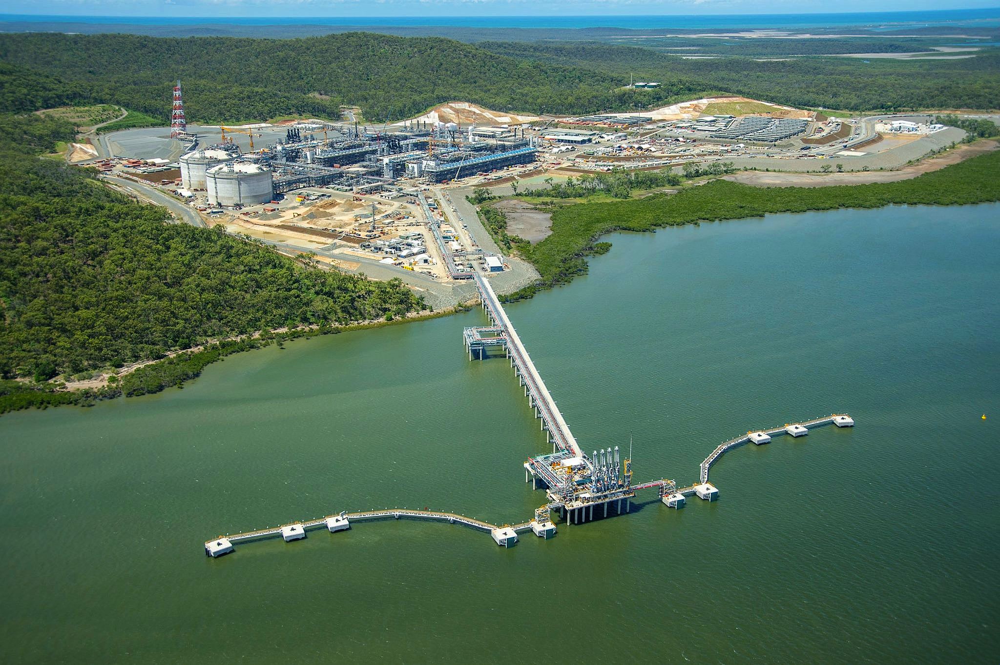 Parmi les sources à proximité, Gladstone en Australie, une usine  de GNL, ou gaz naturel liquéfié, située sur l’île de Curtis.