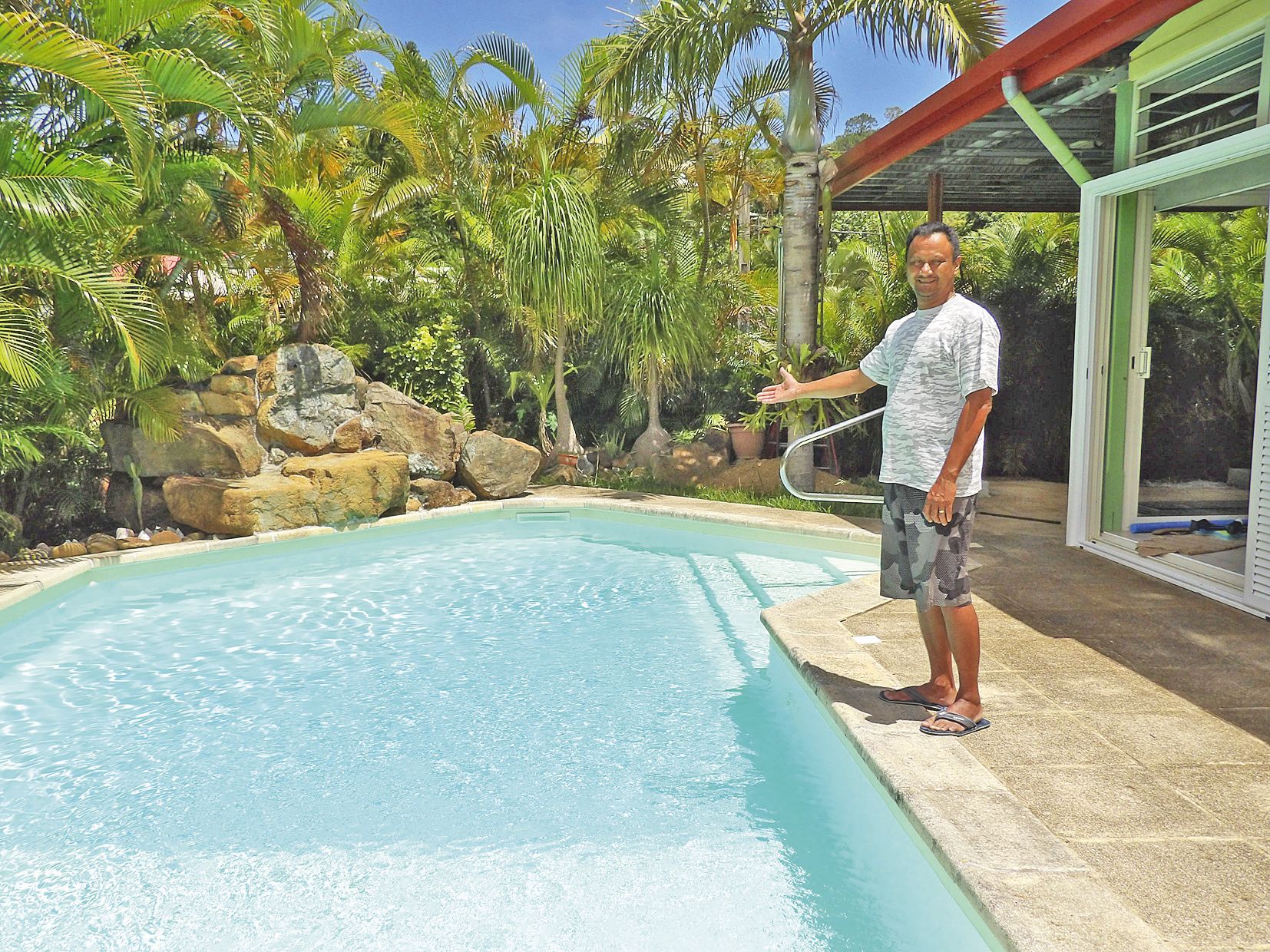 Gilles invite ses hôtes à se délasser dans la piscine, en accès libre le matin.