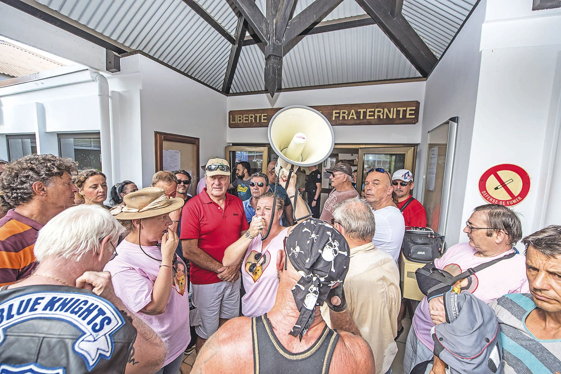 Tous ont suivi lorsqu’il a été décidé d’aller à la mairie du Mont-Dore pour rencontrer le maire.