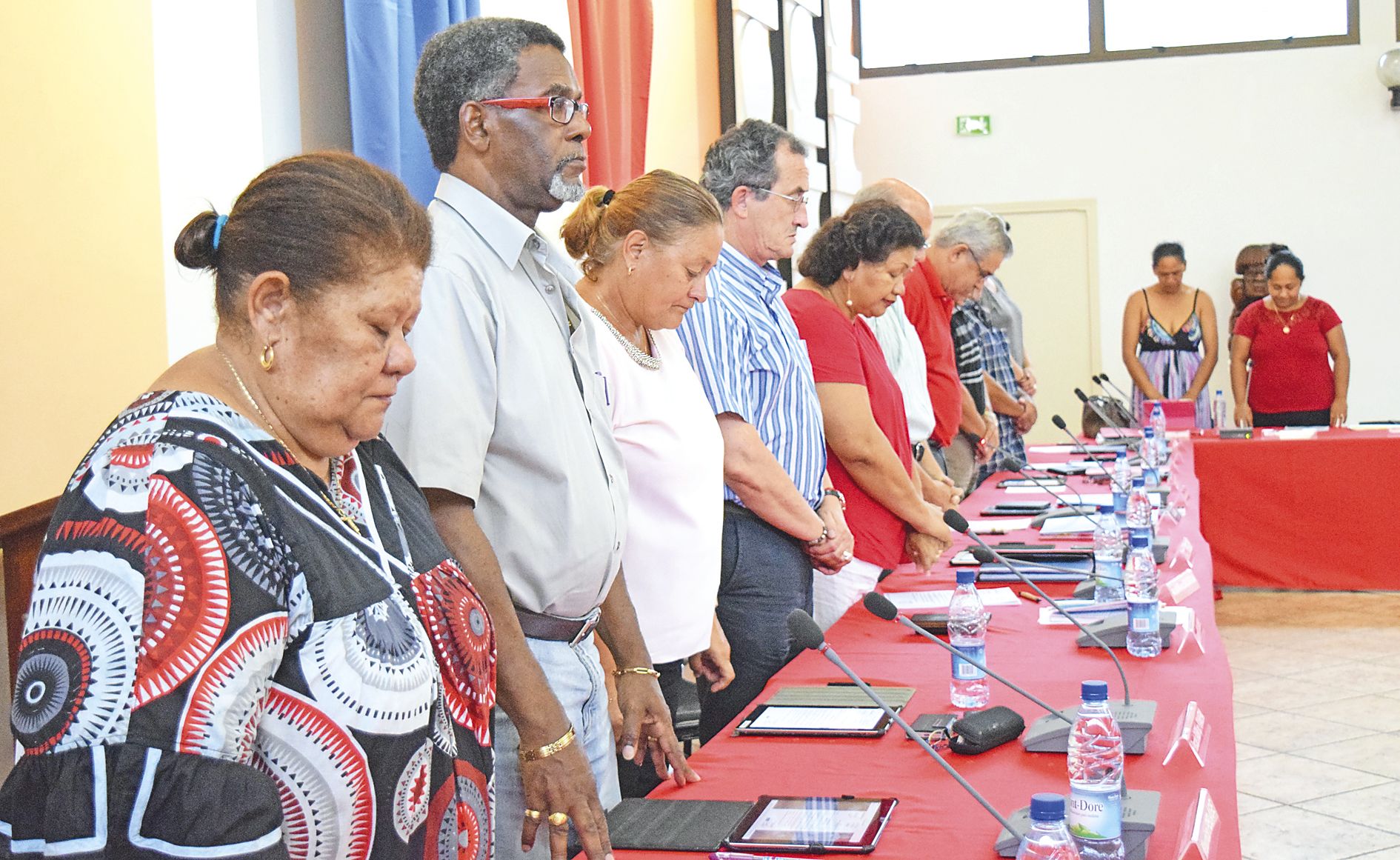 Au début du conseil municipal, les élus ont observé une  minute de silence pour les disparitions de Robert Moyatéa et Marco Boewa.