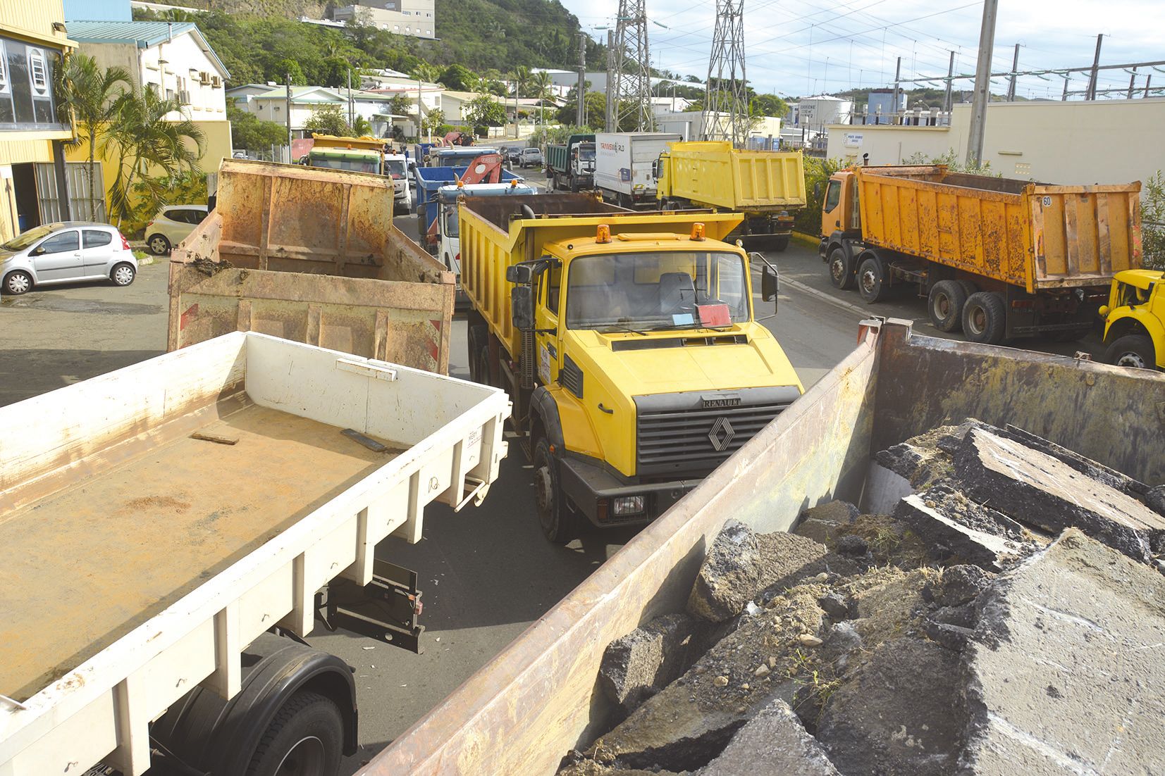 Hier, ce sont une quarantaine de camions qui se sont rassemblés devant le site,  sans blocage. Mais les rouleurs promettent des actions de plus grande envergure.