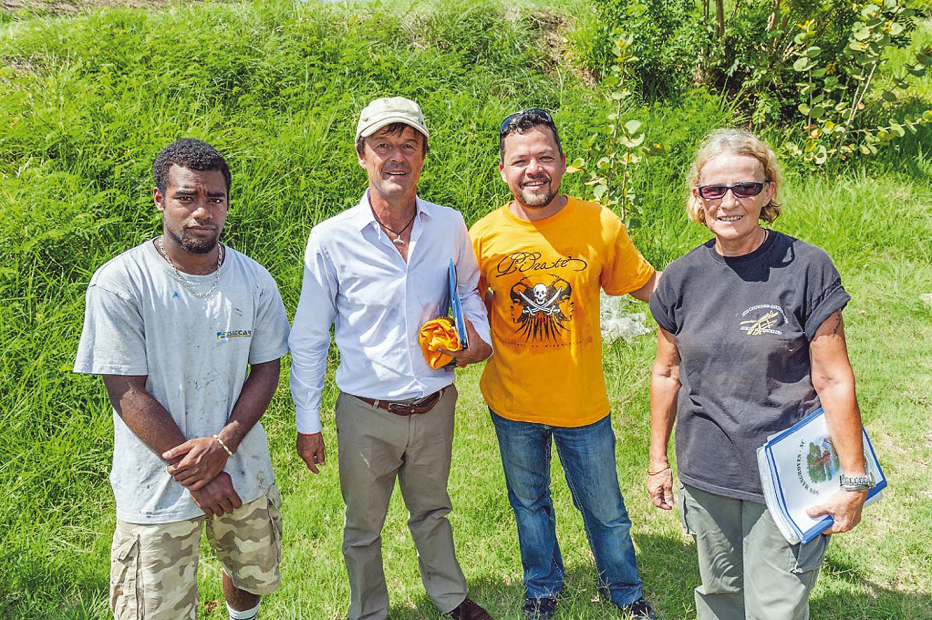 Stéphane Ducandas, fondateur de Pirate (tee-shirt orange), entouré de Nicolas Hulot,  actuel ministre de Transition écologique et solidaire, Monik Lorfanfant (SOS Mangroves NC, à droite) et d’un jeune volontaire de Rivière-Salée, en 2014.