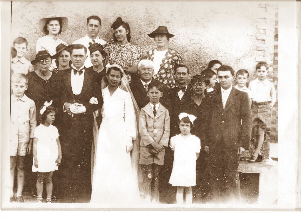 Mariage de Pierre Marcel Galinié et d\'Augustine André. Julienne Galinié (chapeau noir  et lunettes rondes) est la petite-fille du forçat et la mère du marié Pierre Galinié. 