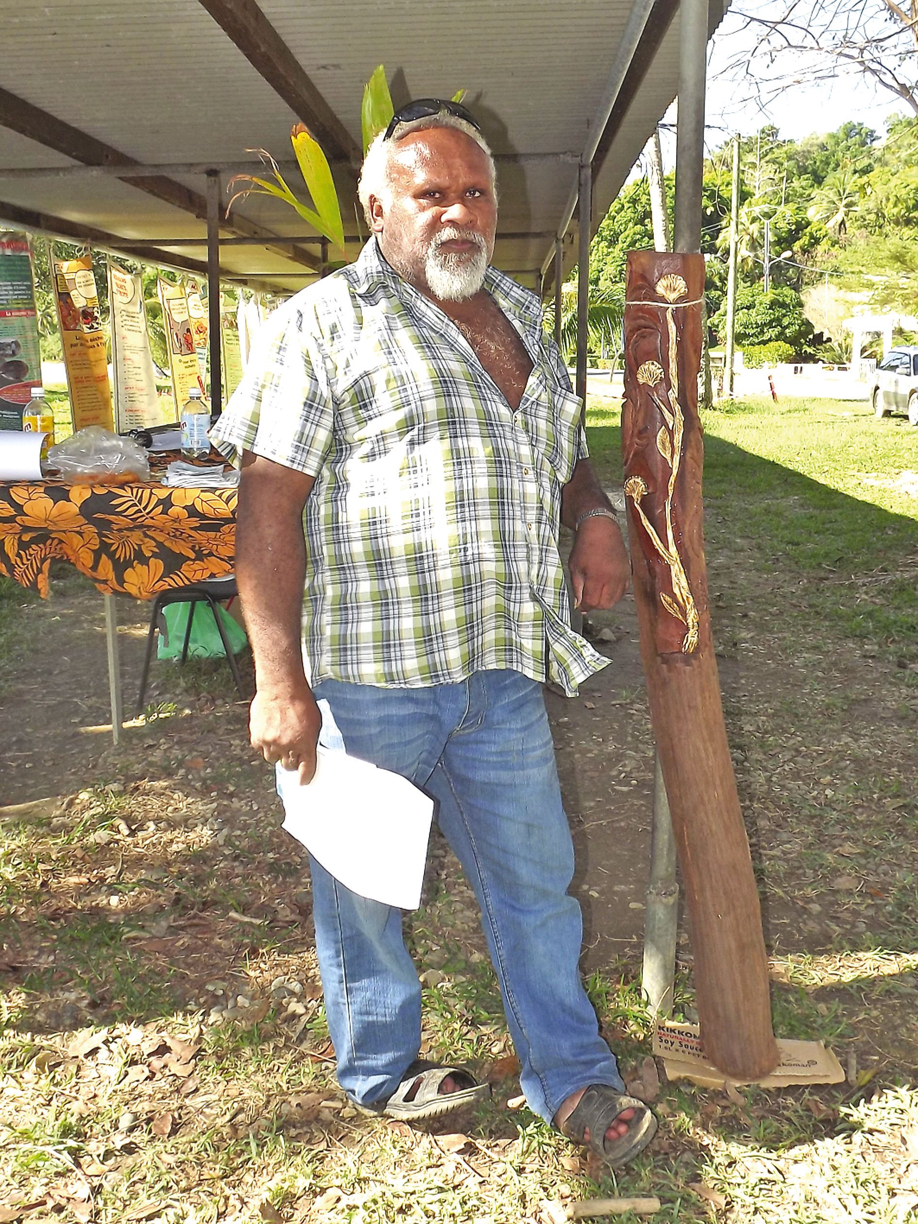 Maurice Wimian, président de l’association Hô-Üt, à côté du bois-relais.