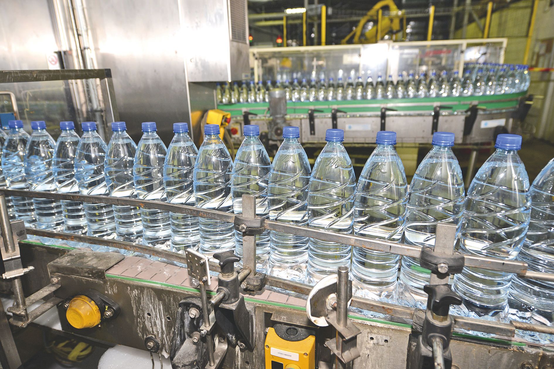 La ligne de production des bouteilles d’1,5 litre d’eau de source du Mont-Dore. En 2014, les bouteilles d’un litre ont fait leur apparition.