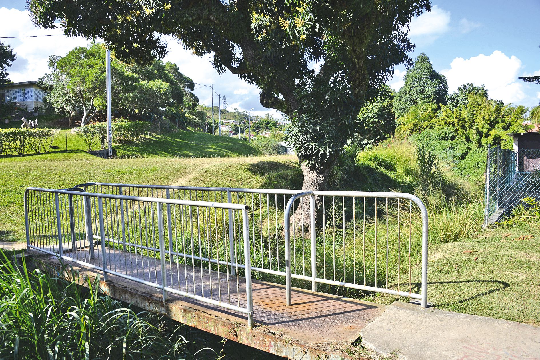 Encore plus discret, cet arroyo à l’extrémité de la rue Castellane, au 7e km, surmonté d’un pont pour que les piétons gagnent l’avenue Koenig. Après l’avoir suivi, le cours d’eau passe au niveau des résidences Chateaubriand et leurs jardins familiaux, pui