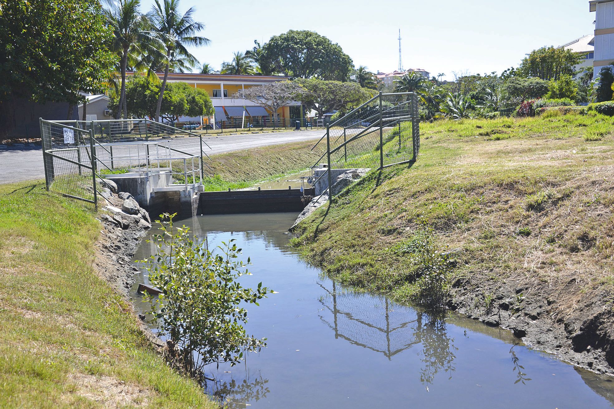 Ancien fossé militaire, l’arroyo du Faubourg-Blanchot capte les eaux usées. Il s’écoule le long de la route du Port-Despointes avant d’atteindre un exutoire, à hauteur du rond-point de l’Eau-Vive. Un ouvrage qui permet le raccordement au collecteur posé l