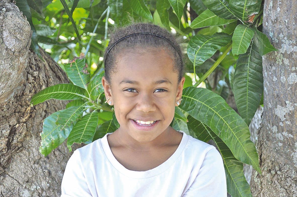 Yoëlla habite Koumac. Elle aime se consacrer à la lecture lors de ses temps libres. Sportive, elle pratique le volley-ball. Plus tard, elle aimerait être esthéticienne.