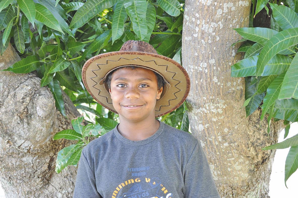 Emmanuel, qui habite la tribu de Panouna à Koumac, aime la chasse et les activités proposées en UNSS, notamment le foot.  A tel point qu’il aimerait devenir footballeur.