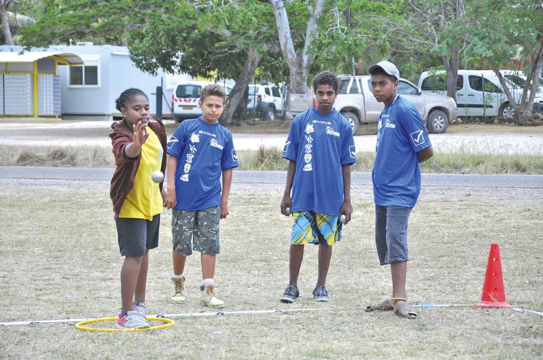 L’équipe de pétanque des 13/15 ans de Bwapanu (Kaala-Gomen) (en bleu), qui avait participé  en janvier à la Coupe Yeiwene, est ici opposée à celle des Cigales de Koné. Elle s’est classée  seconde derrière les 10/12 ans de Bwapanu, après s’être imposée en 