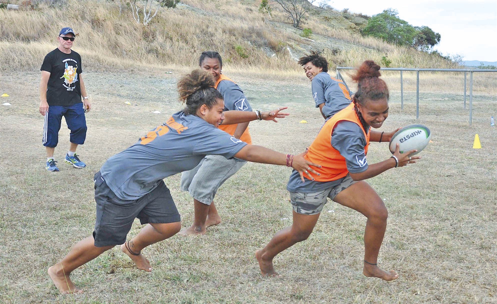 Toutes les équipes devaient passer par l’atelier rugby placé sous la houlette de Gilles Estève, référent de la Ligue de rugby en province Nord. 