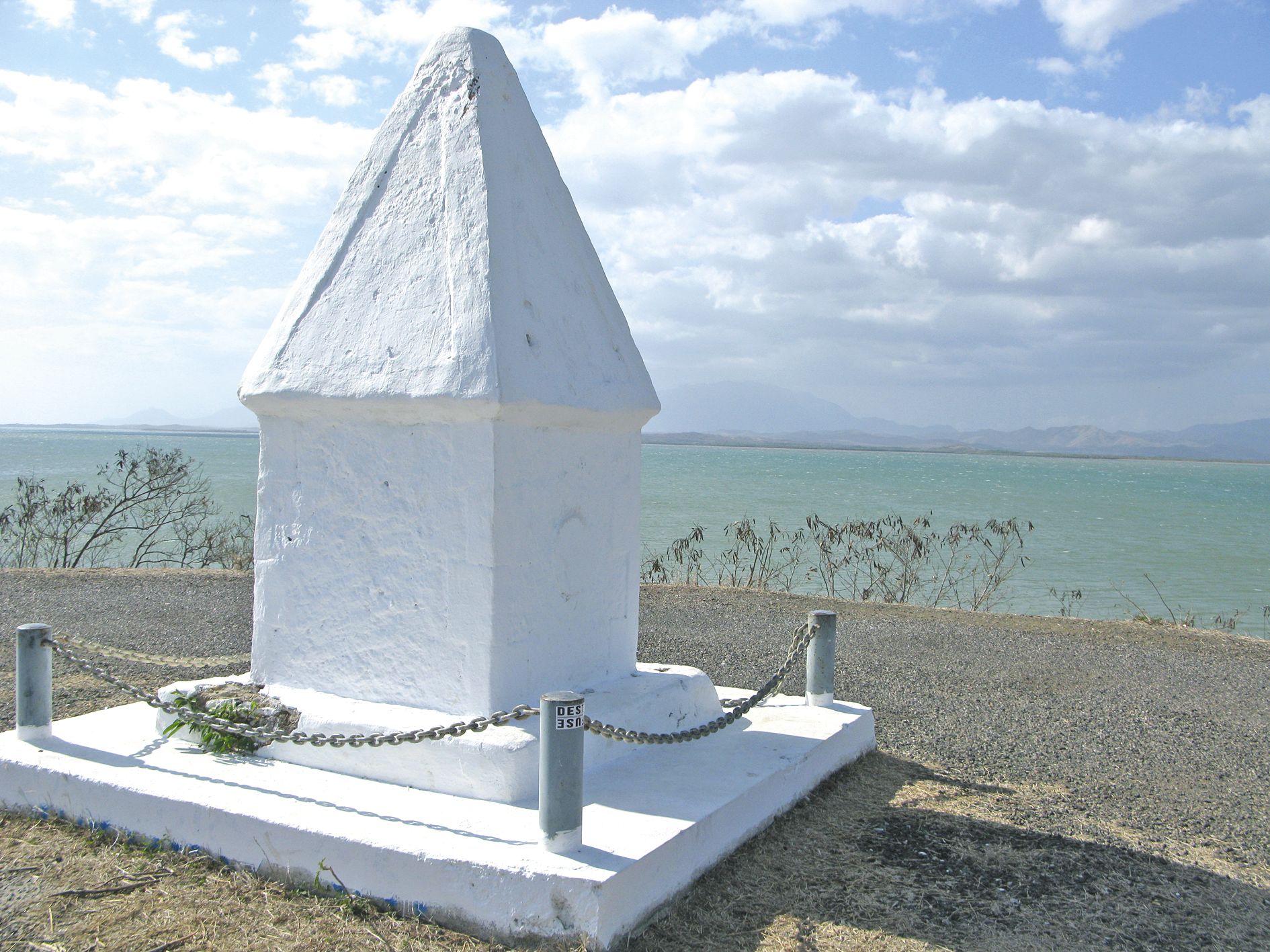 Le monument et le cimetière du plateau des massacres, à Gatope,  rappellent le massacre de cinq matelots par des Kanak en 1865.