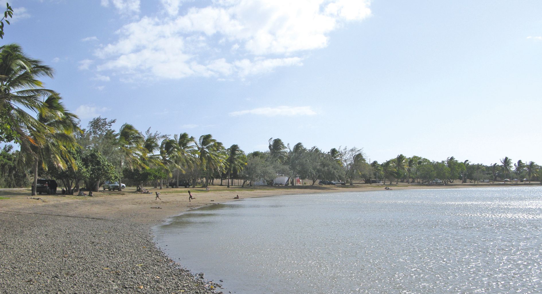 La plage de Gatope est paisible pour une journée en famille ou pour la pause casse-croûte des travailleurs. La mairie a le projet de rendre la zone piétonne. Les activités nautiques reprennent grâce à un prestataire. 