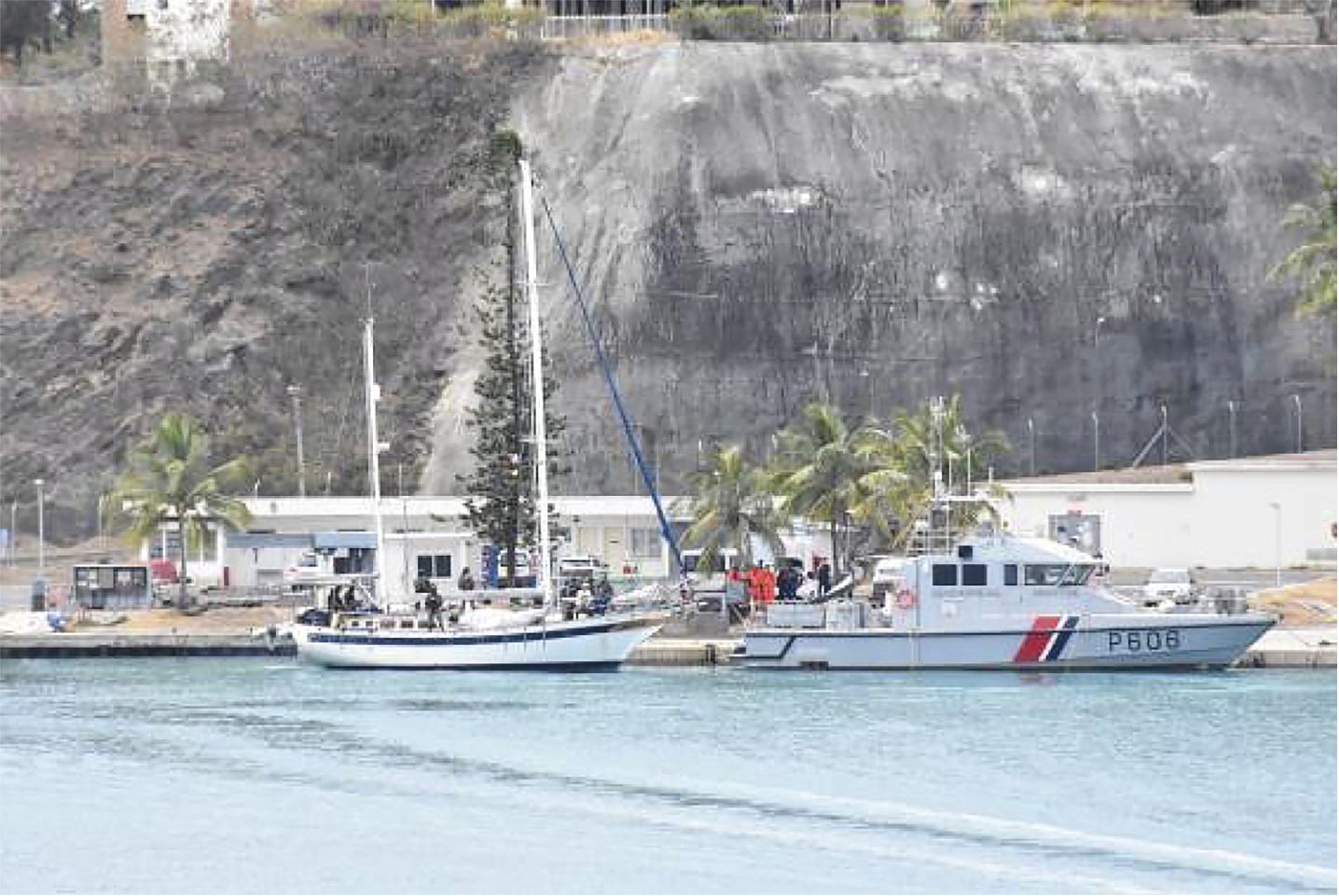 Ramené à quai à Nouméa, lundi matin, le bateau a subi une fouille minutieuse par le service des douanes.