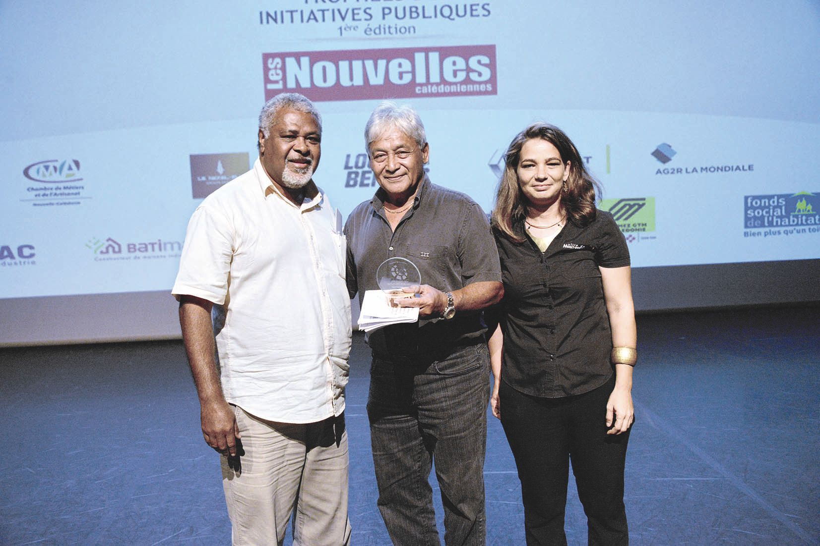 Dominique Katrawa (à g.), pour la SLN, a remis le prix à Claude  Sakoumory, élu du Mont-Dore.