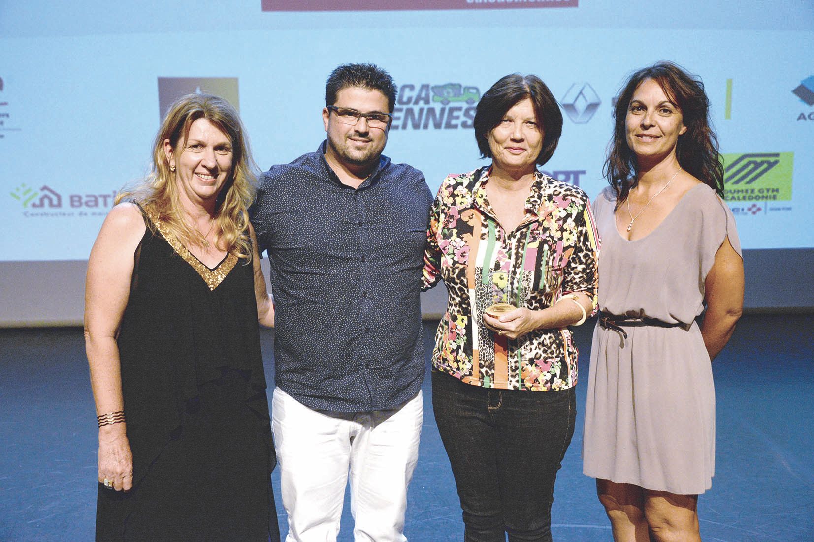 Mickaël Michelon, pour  Locabennes, a remis le prix à l’équipe du CCAS.