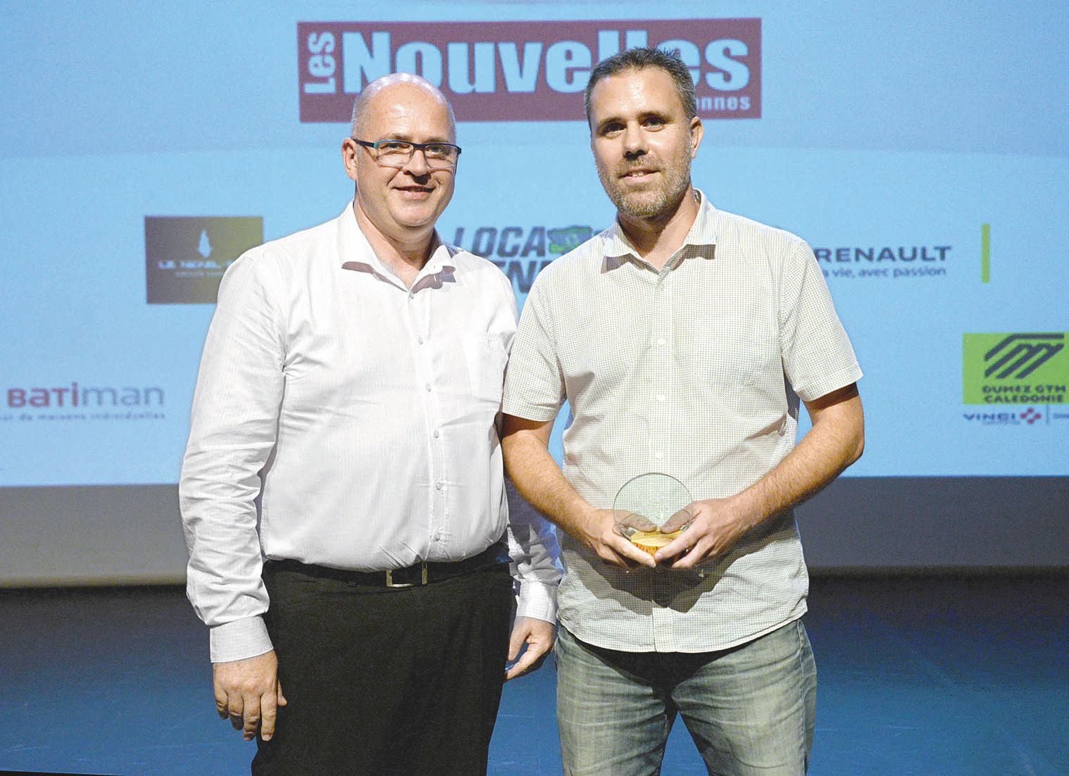 Yann Michils (à g.), pour AG2R La  Mondiale a remis le prix à DavidMarcon, directeur adjoint.