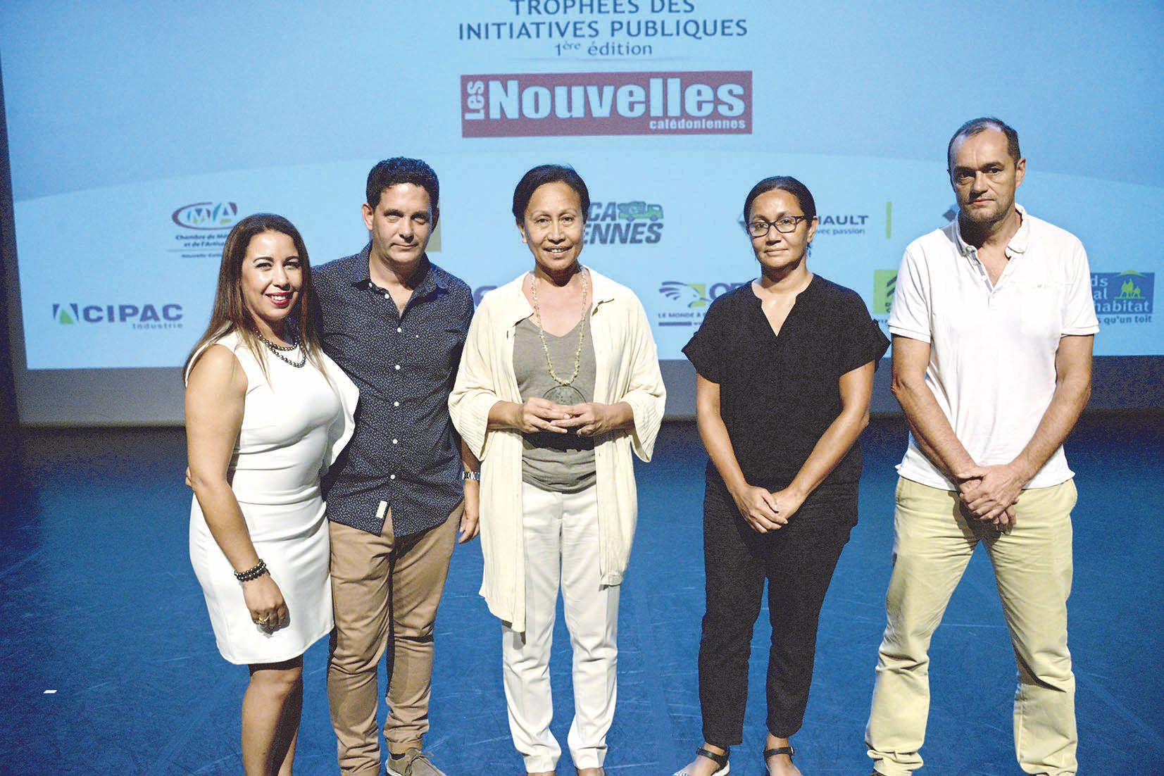 Fouzia et Cédric Samalens, pour Batiman, ont remis le prix à  Françoise Suvé, élue de Nouméa.