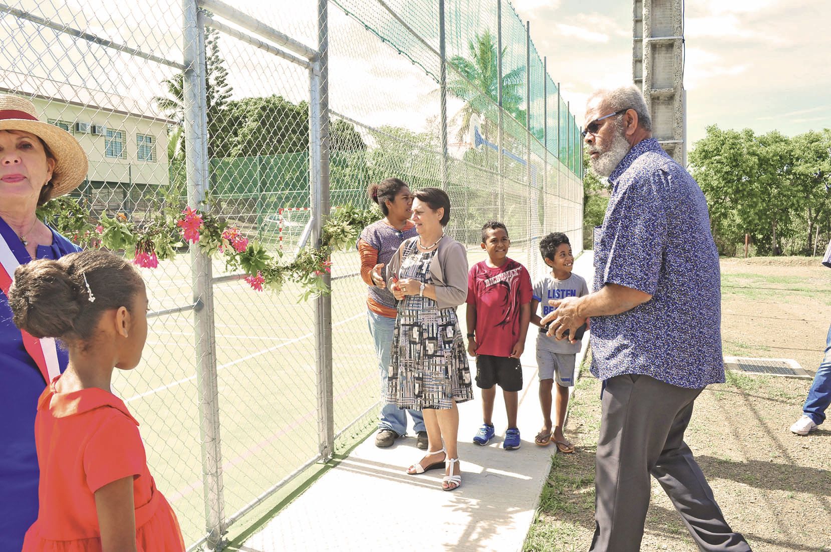 A 8 h 30, le plateau sportif derrière l’école primaire Marcel-Carlier a été inauguré en présence, notamment, du sénateur Gérard Poadja (notre photo), de la maire Yasmina Metzdorf et de coutumiers. Les clés ont été remises à l’ACB (Association sportive cro