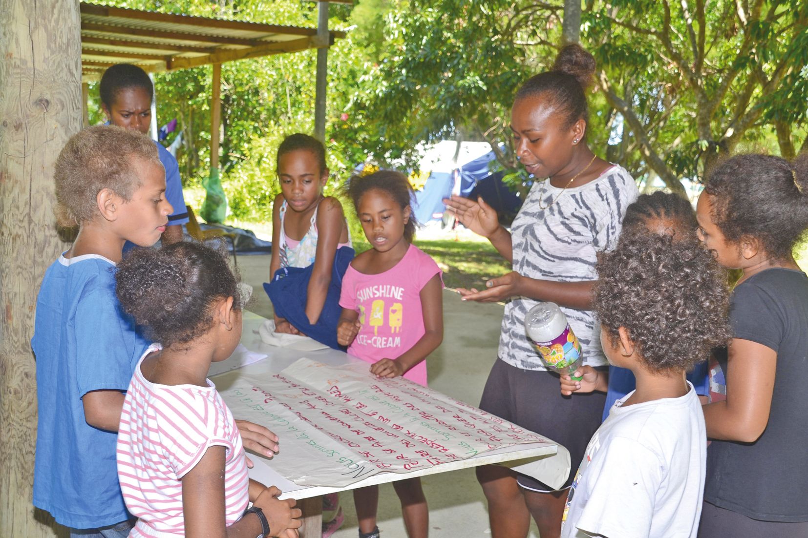 Atelier avec Doriane, en pleine répétition d’un chant  composé sur le camp avec des paroles de circonstance : « On est bien, on apprend des choses, se respecter les uns les autres ».