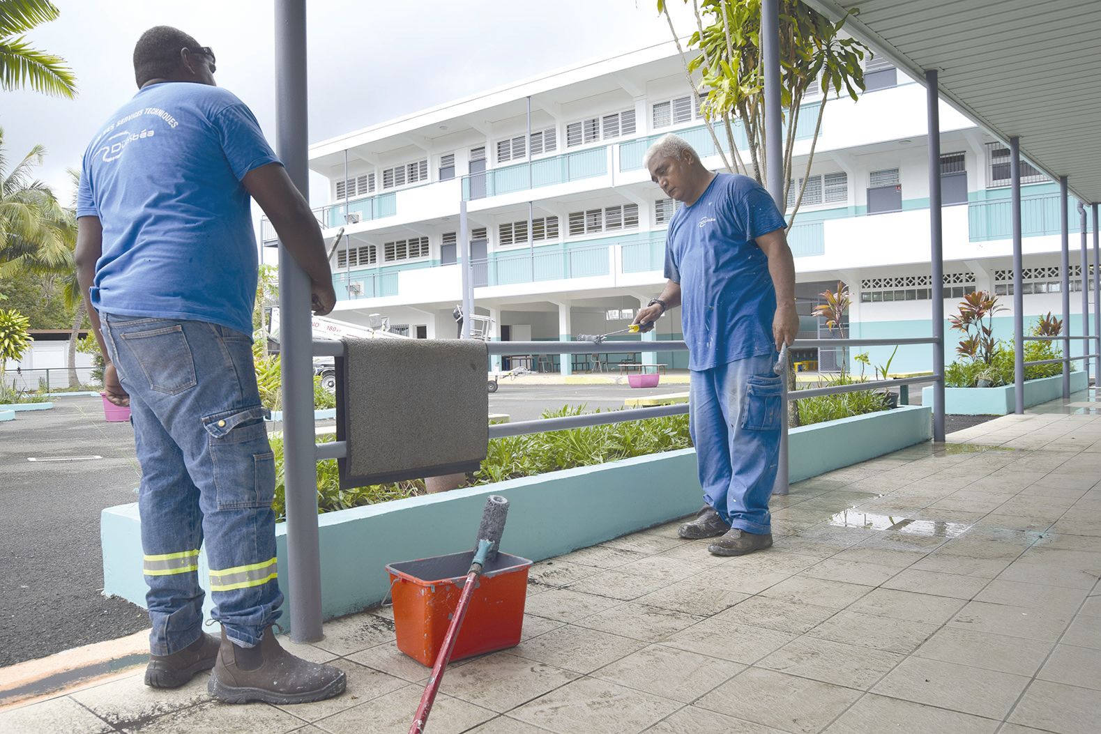 Depuis trois semaines, les agents de la mairie repeignent en bleu une grande partie de l’école Alphonse-Dillenseger. Un tout nouveau carrelage a également été posé.