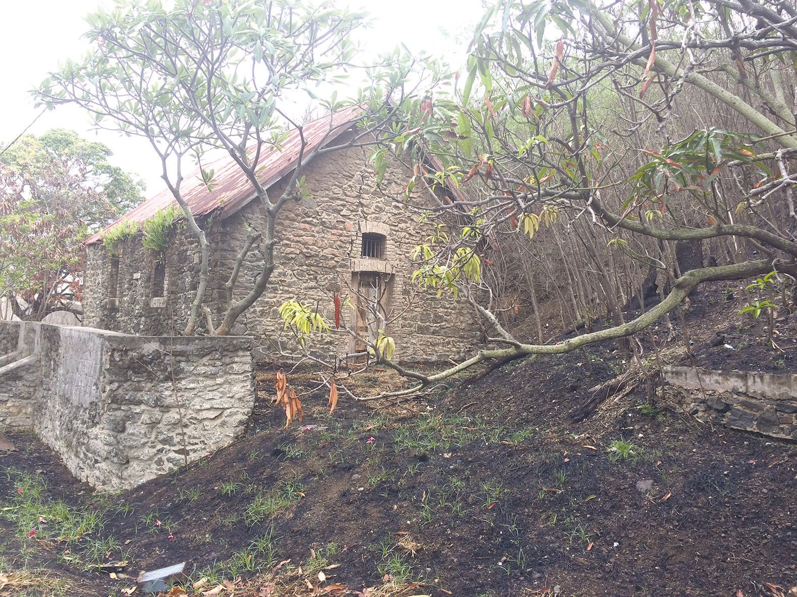 La maison dite de Rochefort, bâtiment d’époque classé au patrimoine a été cernée par les flammes.