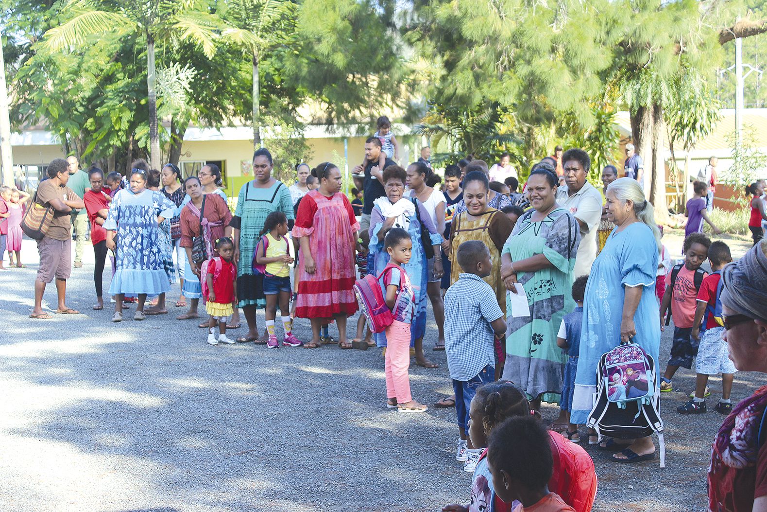 Mis à part la présence d’élus, la rentrée scolaire s’est déroulée comme chaque année, pour les enfants et leurs parents. Après Waho, Hélène Iékawé s’est rendue au collège et à l’école primaire privée Sainte-Thérèse, à Touaourou.