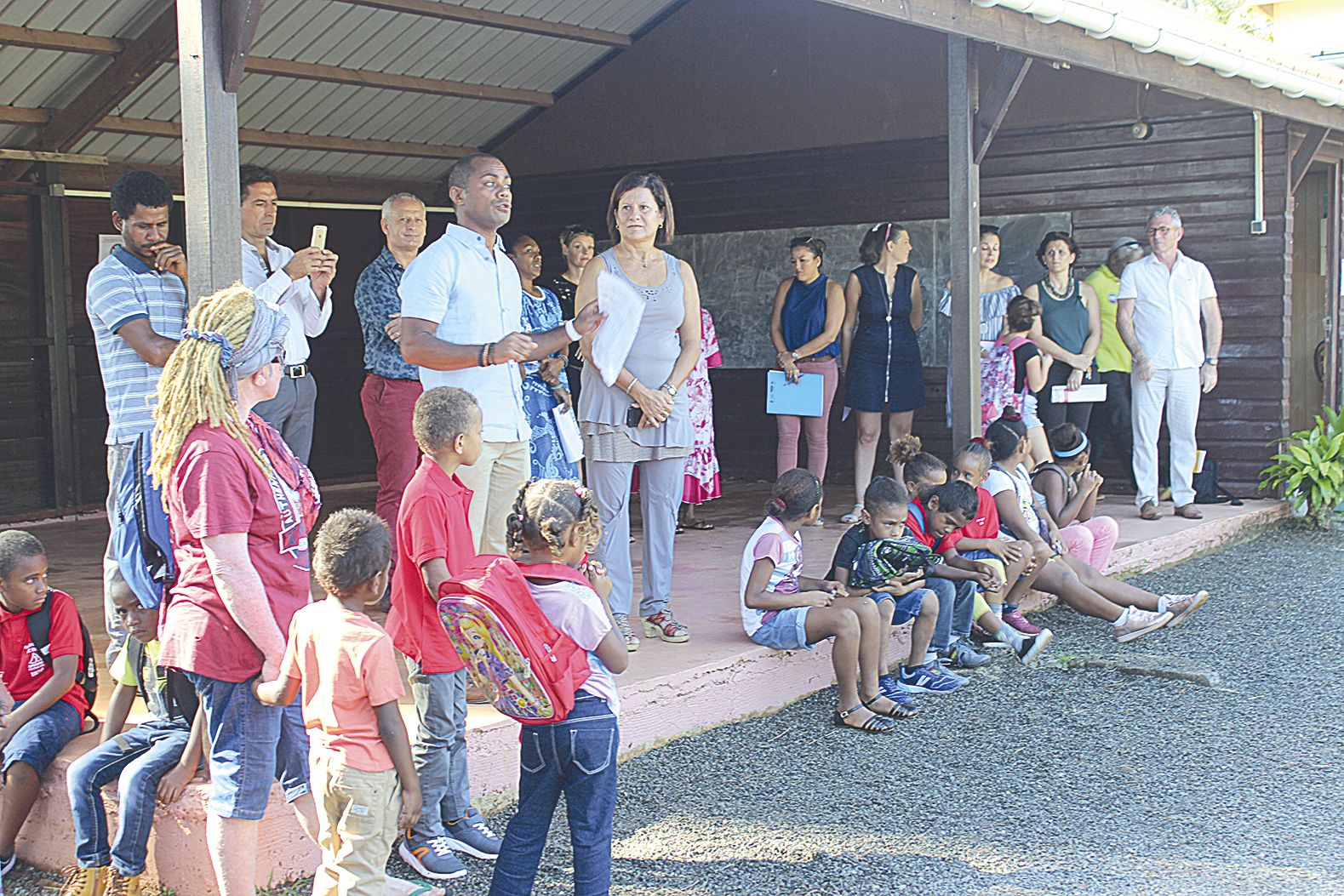 Le directeur, Jean-Charles Meï, a présenté aux parents et aux enfants son équipe  pédagogique, en compagnie de membres de la direction de l\'enseignement de la province Sud présents ce jour-là.