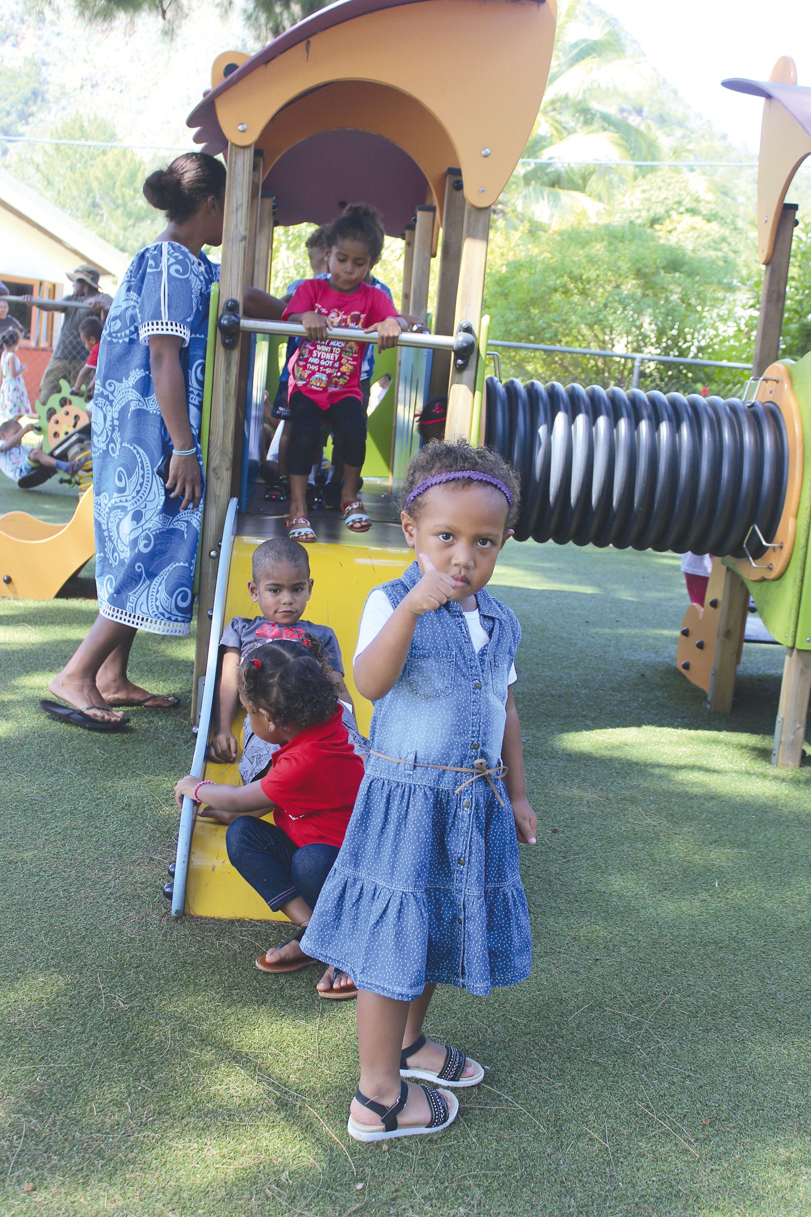 Dans la cour des maternelle, les enfants se sont vite  désintéressés des visiteurs pour se concentrer sur les jeux.