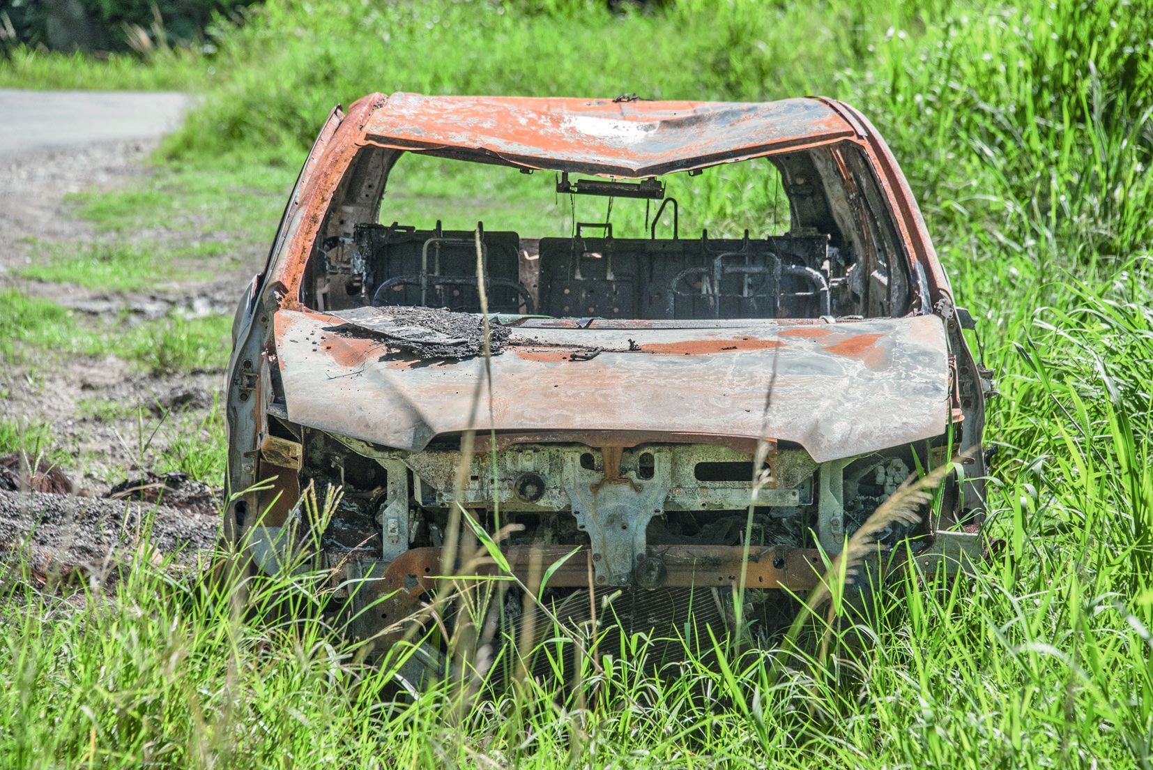 Les paysages sont sublimes, mais quelques voitures volées et brûlées campent sur le bas-côté. « Il faut préserver la jeunesse de la délinquance », clame un vieux.