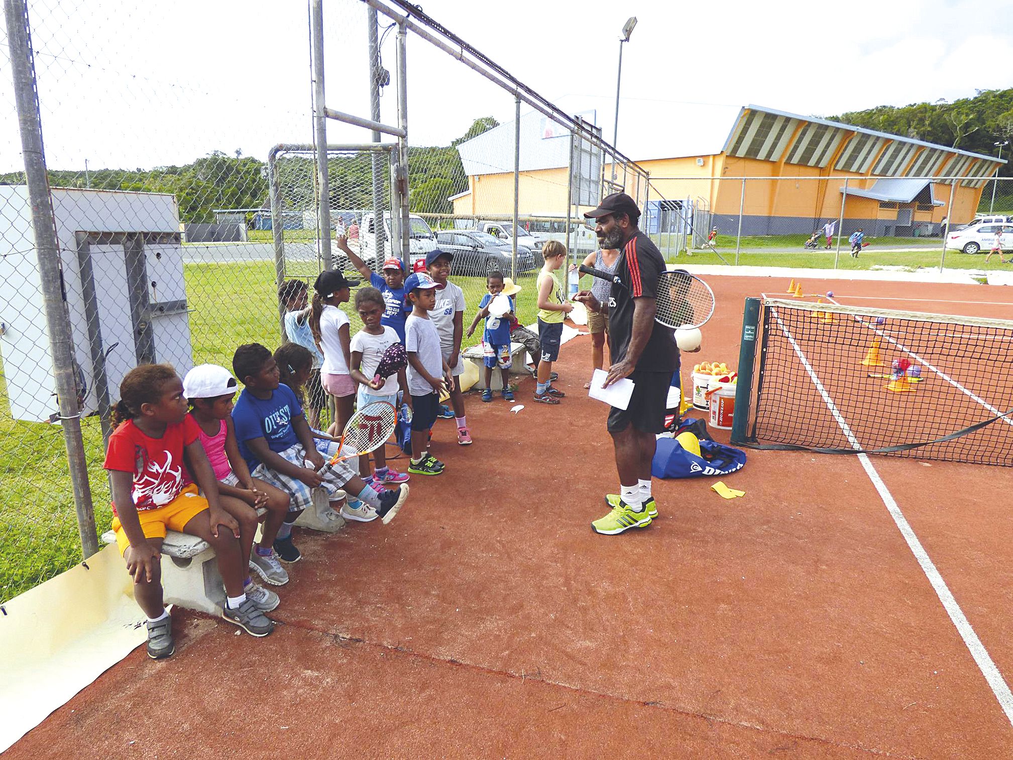 La manifestation a eu lieu côté stade, mais aussi côté court. Une initiation au tennis a permis aux enfants de découvrir le déplacement sur le terrain. Ils ont aussi eu l’occasion de faire une partie de cricket.