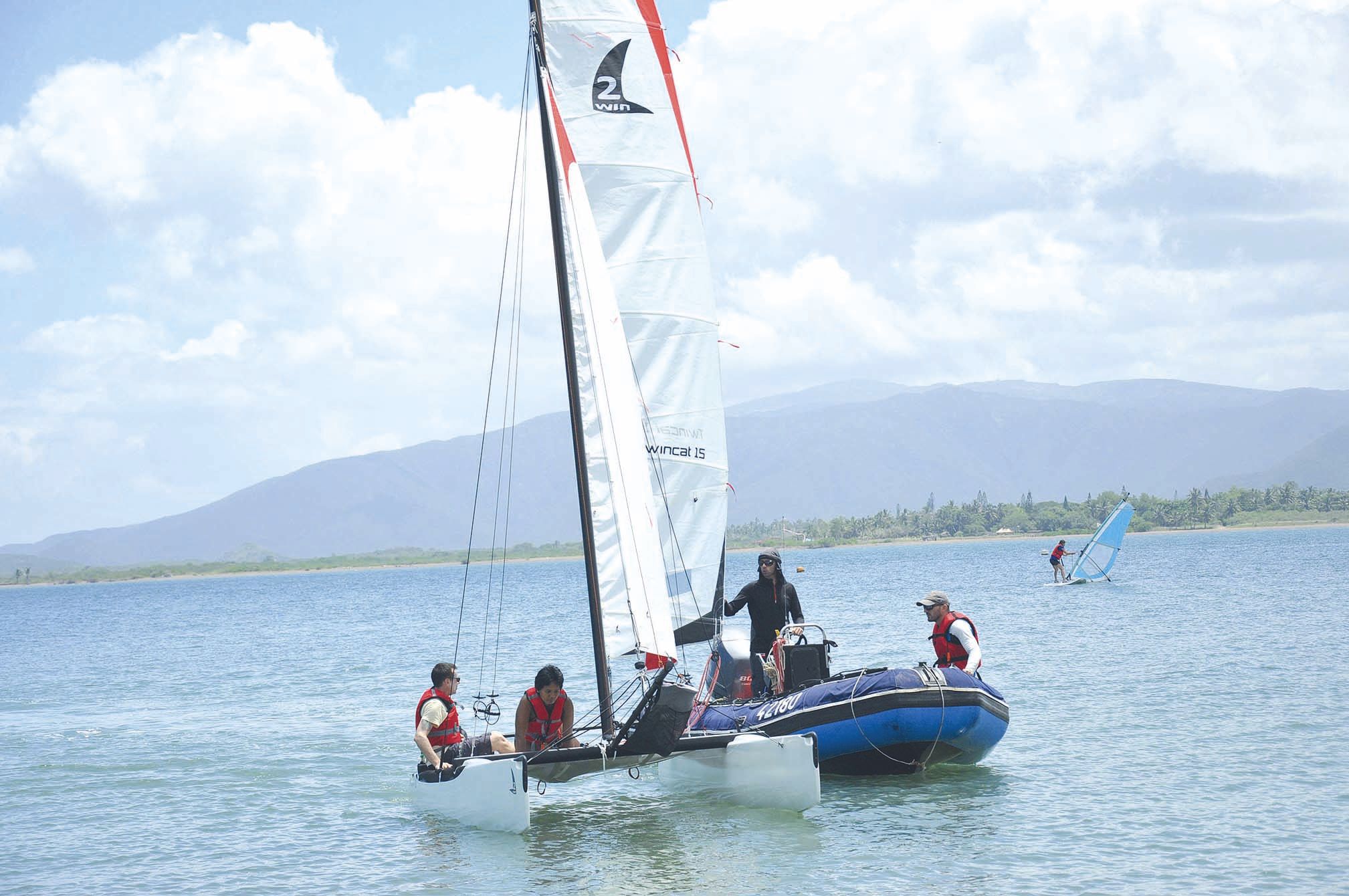 Plusieurs supports étaient proposés à l’occasion de cette journée portes ouvertes.  Comme ici l’initiation sur catamaran Twincat 15, récente acquisition du club, encadrée  par Youënn Le Guen, éducateur sportif option voile. Les personnes ont pu découvrir 