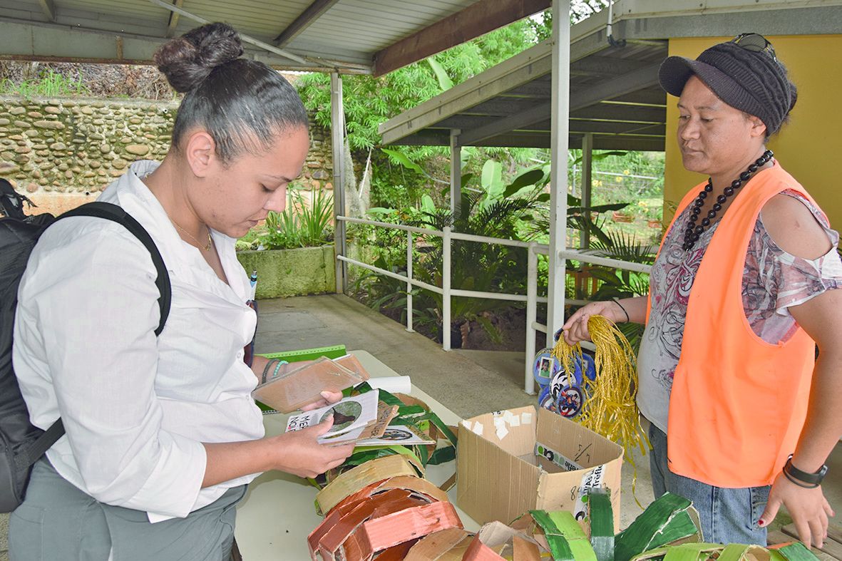 Liliha (à droite), animatrice scolaire, montre à Raja les systèmes pour inciter les élèves à manger.