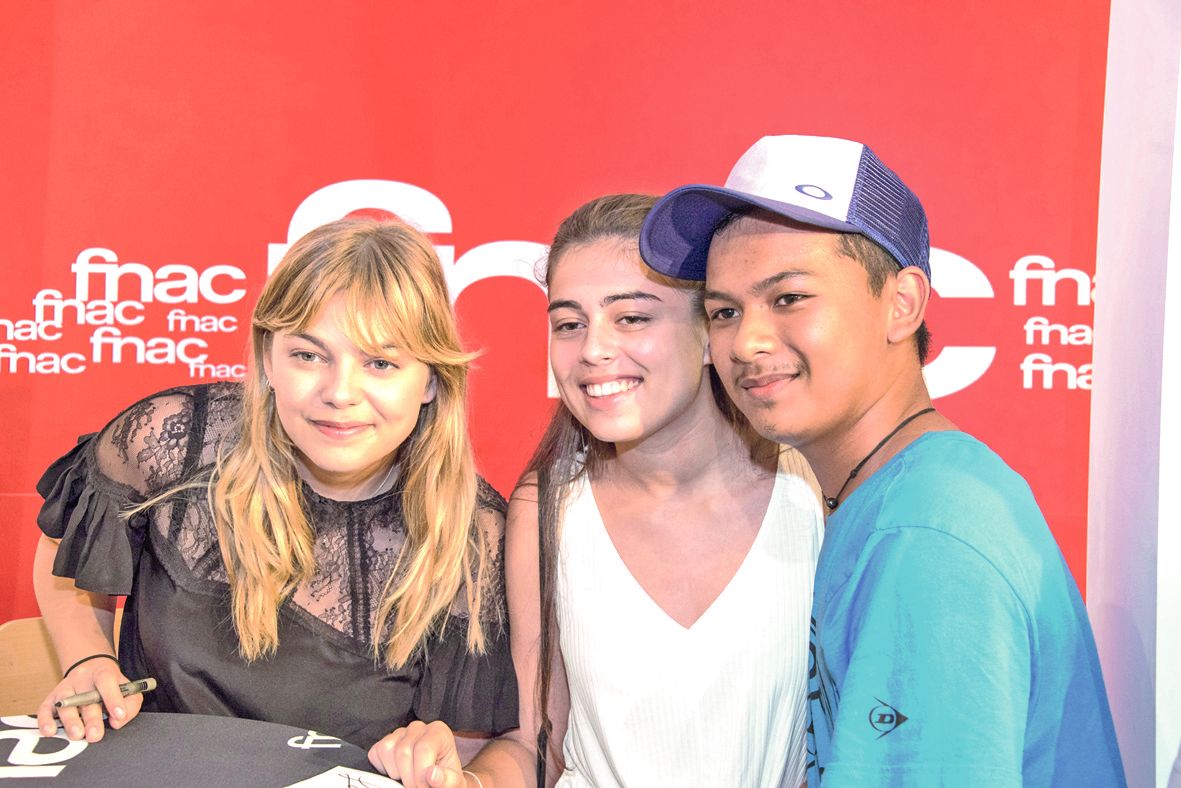 Il fallait jouer des coudes pour obtenir la précieuse dédicace de Louane hier à la Fnac, rue de l’Alma. Dès midi, une longue file d’attente a mis à rude épreuve la patience des fans, pressés de rencontrer la star, et d’immortaliser la rencontre.