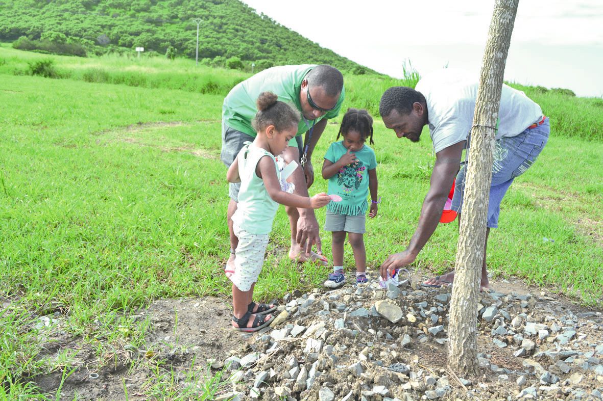 Pour leur toute première chasse aux œufs, Djenay et  Madeleine ont été accompagnées par leur papa.