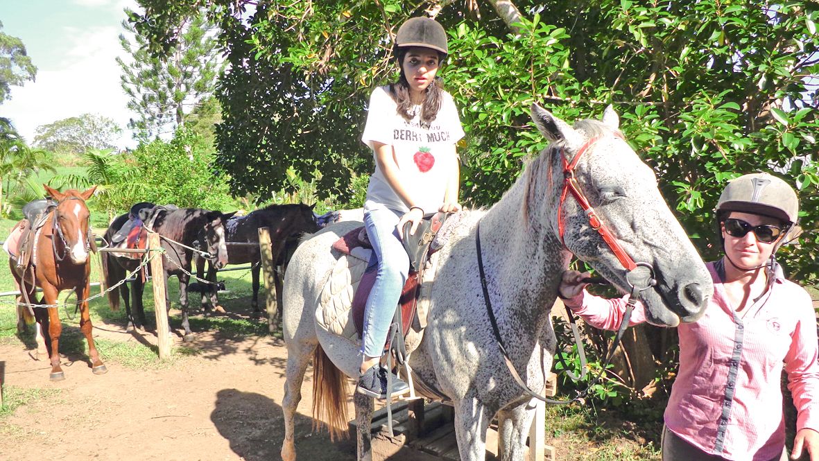 Les cavaliers accompagnateurs ont préparé les chevaux et assisté les enfants pour les monter, tout en les mettant à l’aise sur la suite du programme.