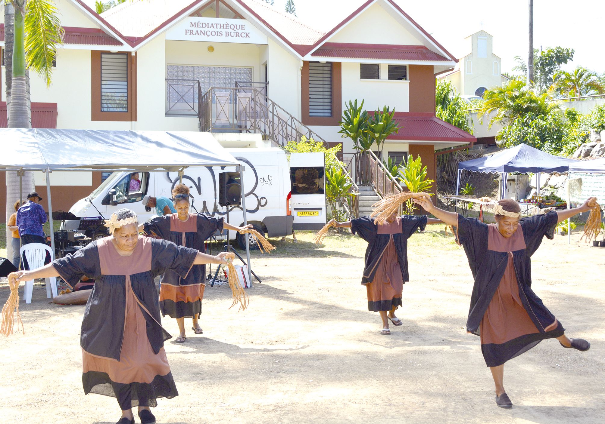 Le groupe de danse traditionnelle de la tribu de Moméa a également participé à cette fête des bibliothèques. Pour la circonstance, la troupe a présenté des textes mais aussi la danse de la mouette qui fait toujours sensation.