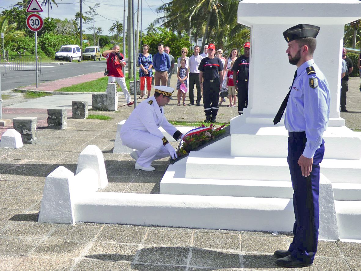 Lifou. Elus, militaires actifs et retraités, ainsi que des habitants se sont souvenus hier matin de toutes les victimes militaires et civiles des dernières guerres autour du monument aux morts de Wé. Photo M. Granados