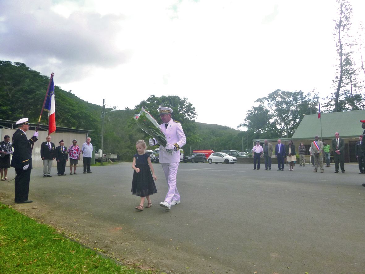 Sarraméa. Une trentaine de personnes se sont réunies en milieu d’après-midi pour la commémoration de l’armistice. Denis Bruel, commissaire délégué de la République, a été accompagné d’une jeune citoyenne pour déposer une gerbe.Photo ALSHDE