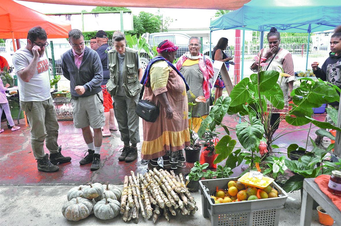 Le public est venu nombreux samedi. Crabes, crevettes, huîtres et autres coquillages, poissons, légumes et fruits de saison, produits vivriers, produits de transformation alimentaires et plantes ornementales ont fait le bonheur de tous.