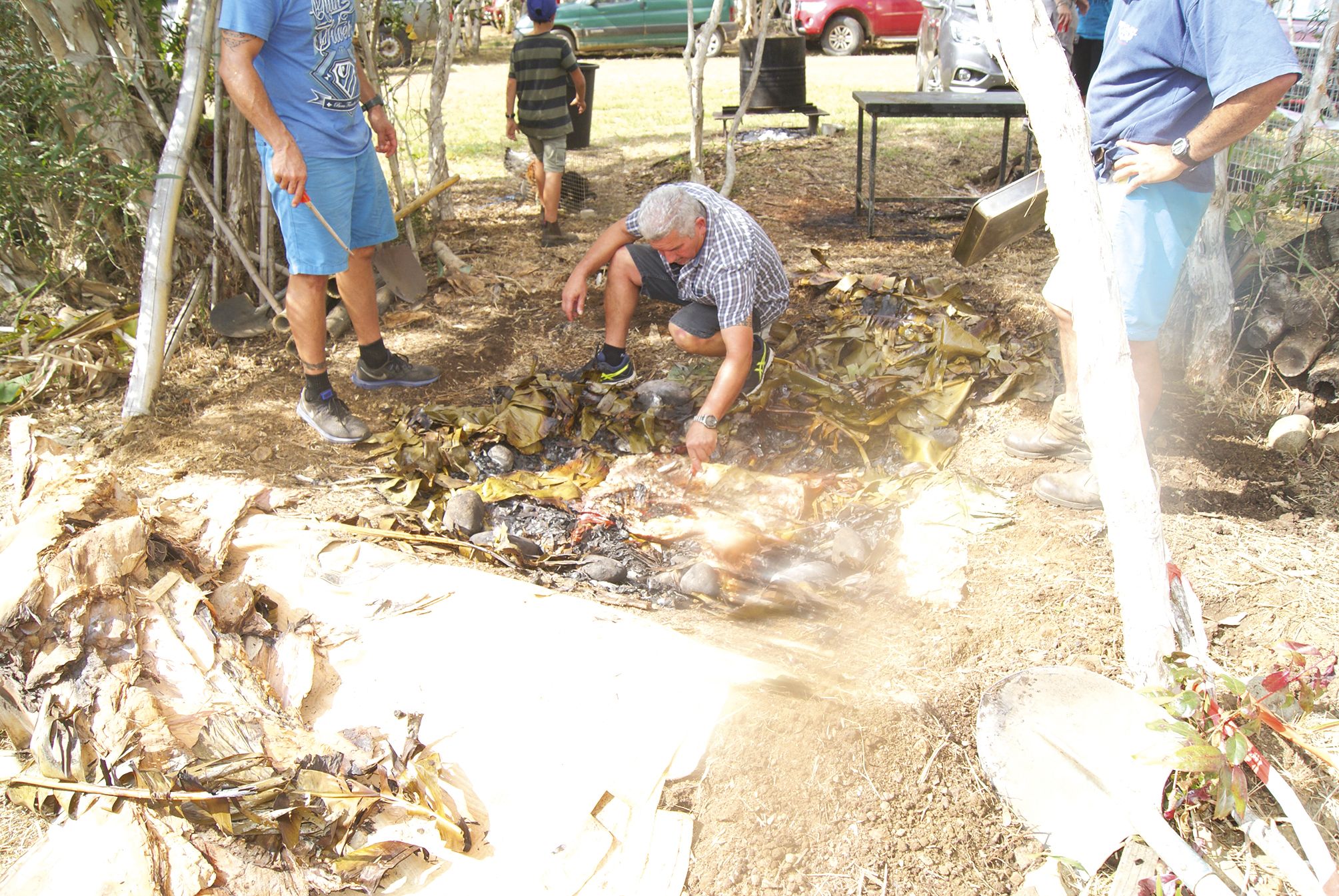 Le cochon a été décliné en différentes recettes : porc au four tahitien (notre photo), porc au sucre,  curry de porc,  rouelles de porc,  côtes de porc grillées, et crépinettes.