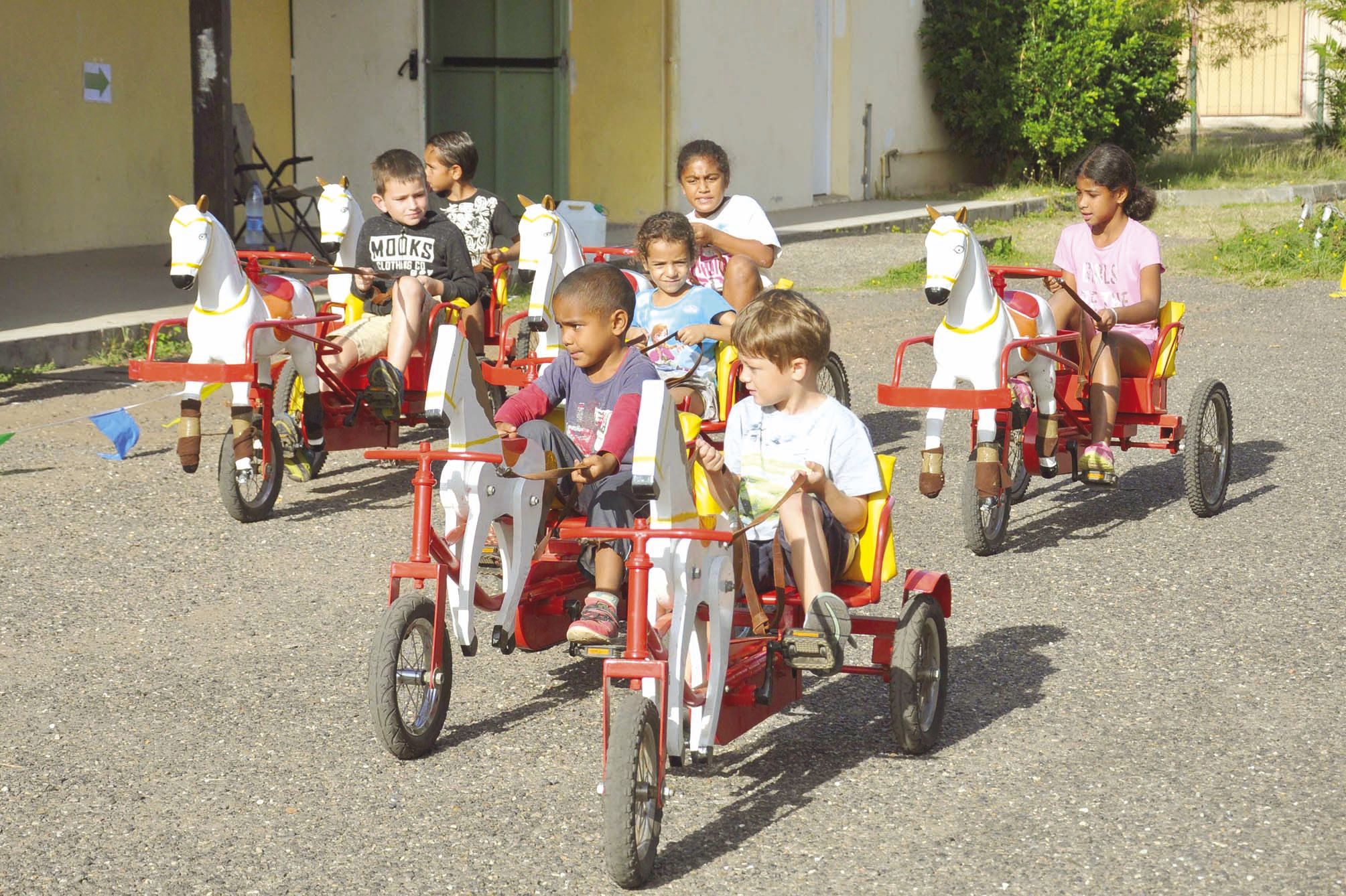 Les petits vacanciers, installés sur un tricycle « traîné » par un cheval de bois et dirigé à l’aide de rênes, se sont élancés, à la façon de Ben Hur, sur un circuit ovale.